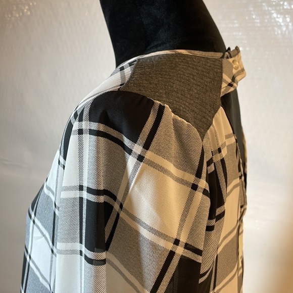 Rue21 black and white blouse size M NWT - Picture 3 of 11